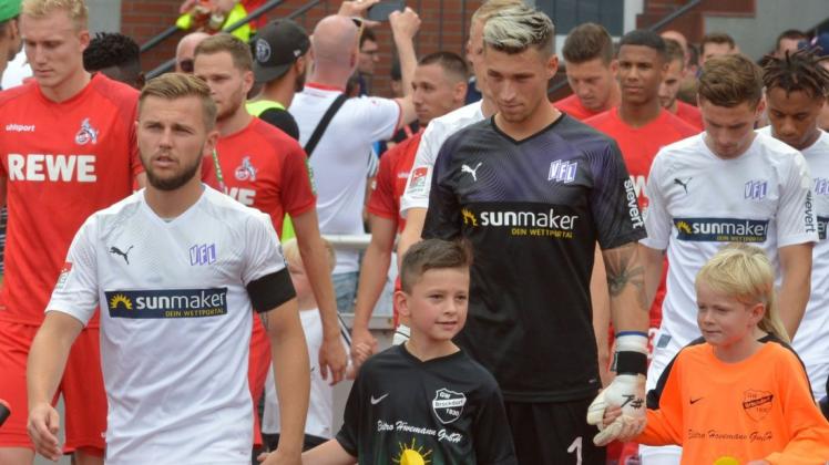 Im ersten Spiel des Blitzturniers in Lohne führte David Blacha (links) den VfL Osnabrück aufs Feld. Am Dienstag sollen bei den Lila-Weißen der Mannschaftsrat gewählt und der Kapitän bestimmt werden. Foto: Helmut Kemme