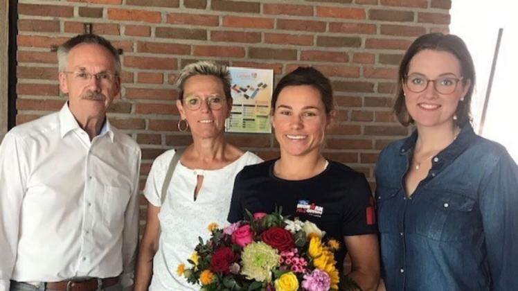 Gratulationen für Triathletin Anna Lechowicz (3. von links) gab es von (von links) Samtgemeindebürgermeister Karl-Heinz Weber, Marlen Jänen von der Laufgruppe des SV Langen und Samtgemeindeamtfrau Daniela Köttker. 