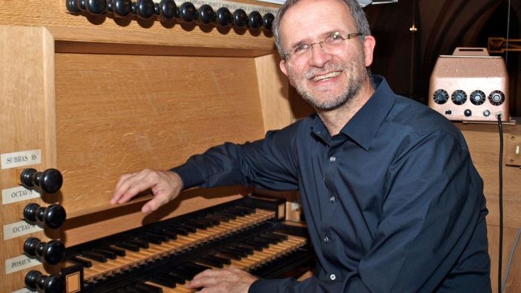 Ein Brillantfeuerwerk der Orgelkunst entfachte der Grazer Organist Wolfgang Riegler-Sontacchi an der Klausing-Orgel in der St.-Matthäus-Kirche in Melle. Foto: Conny Rutsch