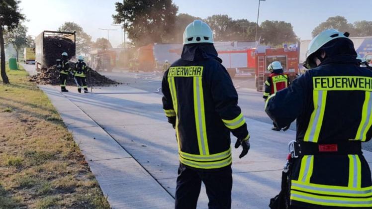 Ein mit zerkleinertem Müll beladener Sattelzug ist am Dienstagmorgen auf der A28 bei Ganderkesee in Flammen aufgegangen. Foto: Günther Richter