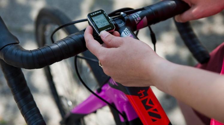 Kleiner Wegbegleiter: Digitaler Fahrradtacho mit GPS-Funktion. Foto: Robin Kirchner/pd-f.de/dpa