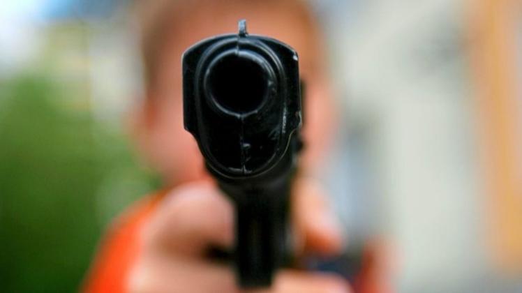 Ein zwölfjähriger Junge hat am späten Montagabend einen Großeinsatz ausgelöst, als er seiner Schwester eine Waffe an den Kopf hielt. Es stellte sich heraus, dass es sich um ein Spielzeug handelte. Symbolfoto: dpa Ein zwölfjähriger Junge hat am späten Montagabend einen Großeinsatz ausgelöst, als er seiner Schwester eine Waffe an den Kopf hielt. Es stellte sich heraus, dass es sich um ein Spielzeug handelte. Symbolfoto: dpa