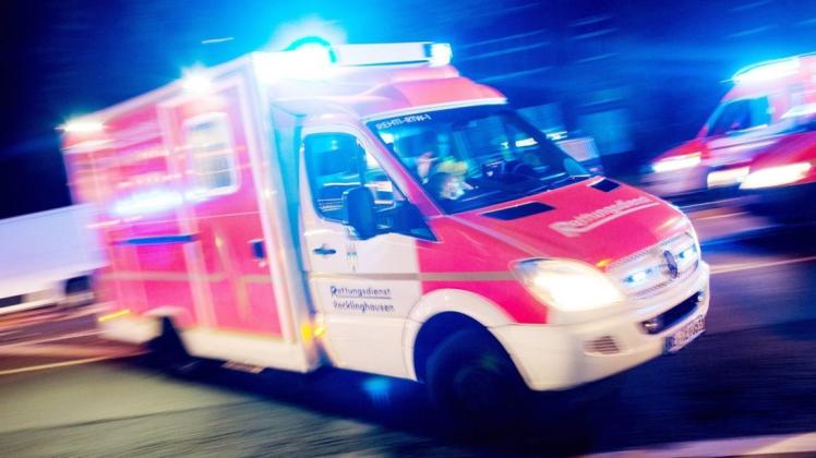 Bei einem Verkehrsunfall in Nordhorn ist eine 34-jährige Frau schwer verletzt worden. Sie wollte die Straße überqueren und wurde von einem Auto erfasst. Foto: dpa