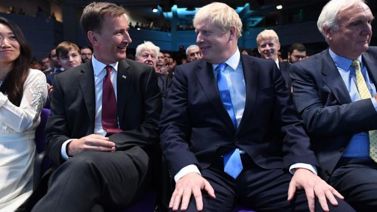 Weggedrückt: Boris Johnson (rechts) hat das Rennen mit Außenminister Jeremy Hunt um den Vorsitz der britischen Konservativen klar für sich entschieden. Foto: Stefan Rousseau/AFP