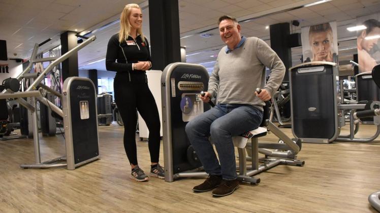 Martin Greiner, Geschäftsführer des Jobcenters Nordwestmecklenburg, freut sich über die Kooperation mit einem Fitnessstudio in Wismar. Dort können seine Mitarbeiter unter Anleitung von Trainern wie Hannah Schwartz vergünstigt Sport machen.