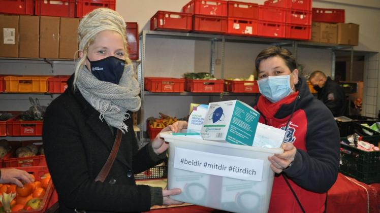 Steffi Pulz-Debler (l.) überreicht die Masken an Heike Romatzki. Steffi Pulz-Debler (l.) überreicht die Masken an Heike Romatzki.