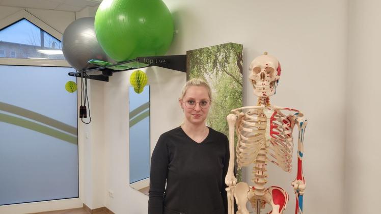Vivien Altenburg betreibt seit Anfang des Jahres eine Physiotherapie in Plau. Zur besseren Erklärung der Therapien hat sie auch ein Anschauungsobjekt dabei.