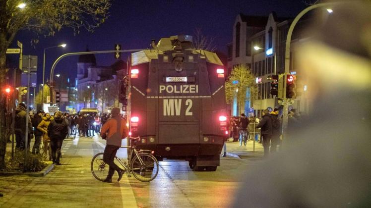 Um die Lage unter Kontrolle zu behalten, fuhr die Polizei am Montag gleich mehrere Wasserwerfer auf. Um die Lage unter Kontrolle zu behalten, fuhr die Polizei am Montag gleich mehrere Wasserwerfer auf.