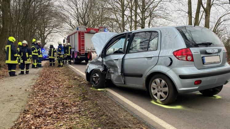 Bei einem Verkehrsunfall zwischen Neuendorf und Pokrent wurden zwei Menschen verletzt.