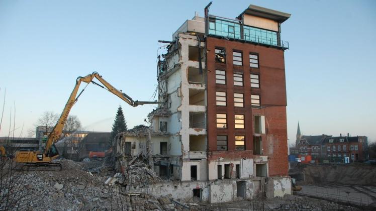 Viel von dem ehemaligen Krankenhaus ist nicht mehr zu sehen – die Bagger reißen das Gebäude Stück für Stück ab.