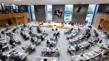 Landtag / Plenarsitzung des niedersächsischen Landtages. 49. Tagungsabschnitt am 14. Oktober 2021, 119. Sitzung. Es spri