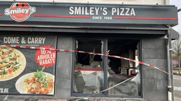 Nach dem Brand in der Silvesternacht war die Filiale von „Smiley&apos;s Pizza“ in Schleswig völlig zerstört.