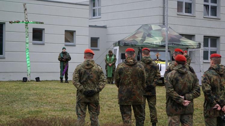 Für nicht ganz 200 Soldaten aus der Hagenower Kaserne geht es in den kommenden Wochen nach Litauen. Mit einem Gottesdienst wurden sie nun verabschiedet.