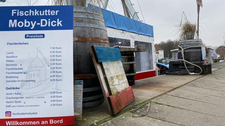 Hat das Lokal „Moby Dick“ im Glückstädter Binnenhafen einen illegalen Außenbereich zur Nutzung errichtet? Diese Diskussion beschäftigt derzeit die Verwaltungen der Stadt Glückstadt und des Kreises Steinburg.