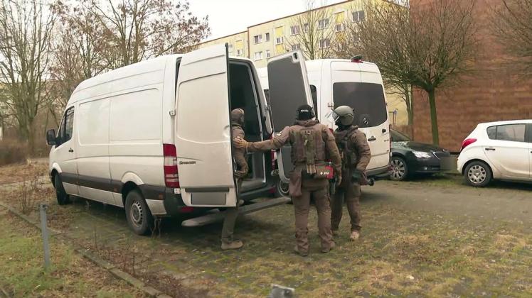 Der Tatverdächtige konnte in seiner Wohnung in Rostock vorläufig festgenommen werden und wird zeitnah dem Haftrichter vorgeführt.