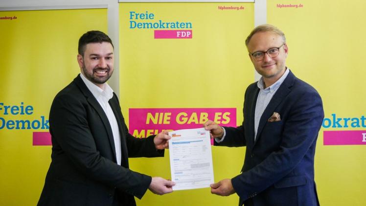 Hamburgs FDP-Chef Michael Kruse (rechts) begrüßt Neumitglied Sami Musa.