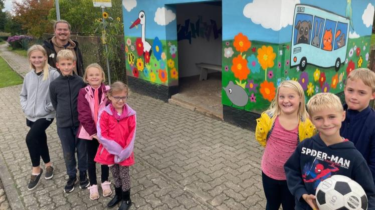 Ein echter Hingucker: Kinder aus Neuendorf haben 2020 gemeinsam mit Künstler Karl-Michael Constien das Buswartehäuschen in ihrem Dorf gestaltet.