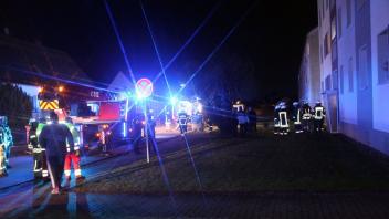 Großeinsatz für Feuerwehren aus dem Parchimer Umland in Herzberg: In einer Wohnung im oberen Stockwerk eines Mehrfamilienhauses wurde ein Brand bemerkt.