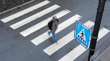 Vor Fußgängerüberwegen, zum Beispiel Zebrastreifen, gilt ein allgemeines Überholverbot, egal, ob ein Fußgänger diesen überqueren möchte oder nicht.