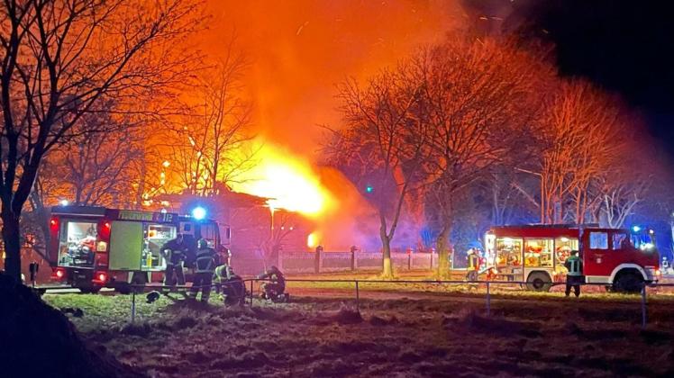 Eine Scheune brennt in der Nacht in Bandekow. Die Feuerwehr verhindert ein Übergreifen aufs Wohnhaus.