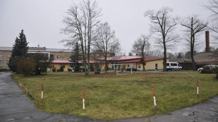 Bereits im Herbst soll sich diese Fläche auf dem CJD-Gelände neu präsentieren: Hier wird der Nachbarschaftsgarten für das Quartier Reetzer Straße entstehen.
