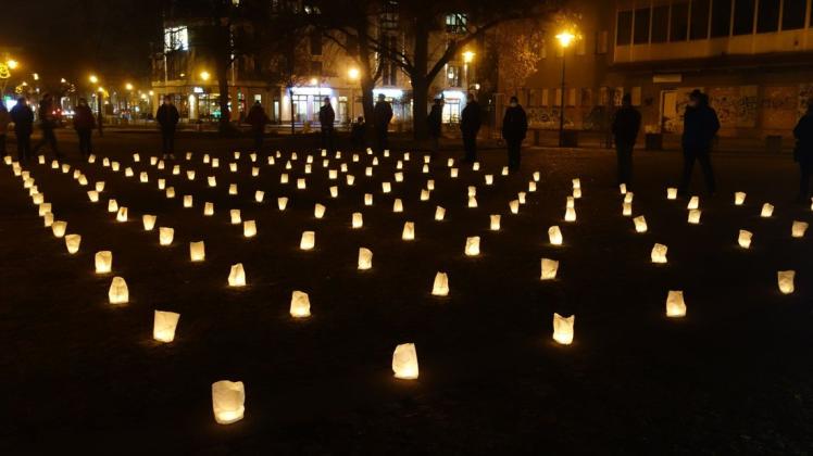 221 Lichter erinnern an die Menschen im Havelland, die nach einer Corona-Infektion verstorben sind.