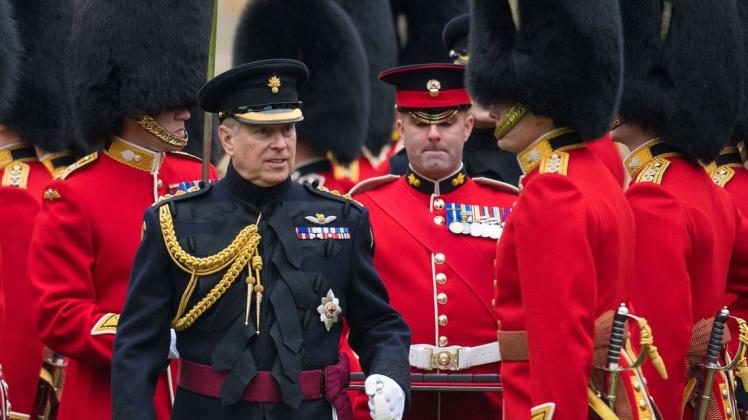 Die britische Queen Elizabeth II. hat ihremSohn Prinz Andrew alle militärischen Dienstgrade entzogen.