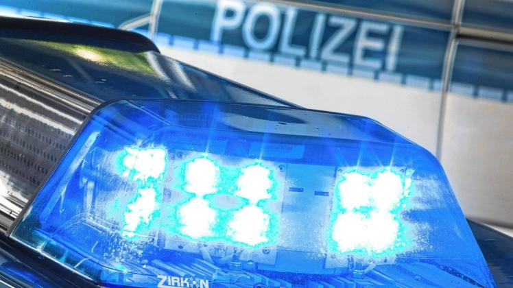 Ein Blaulicht leuchtet auf dem Dach eines Polizeiwagens.