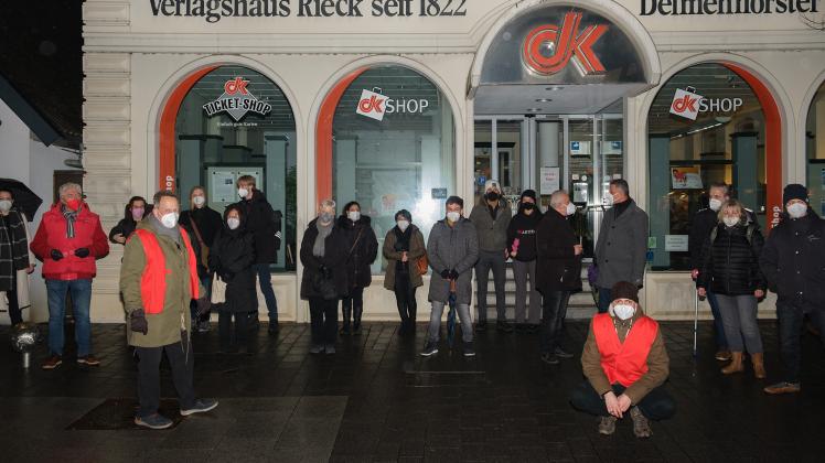 Am Donnerstagabend fanden sich etwa 30 Menschen vor dem Verlagshaus des Delmenhorster Kreisblattes zu einer Mahnwache zusammen. Am Donnerstagabend fanden sich etwa 30 Menschen vor dem Verlagshaus des Delmenhorster Kreisblattes zu einer Mahnwache zusammen.