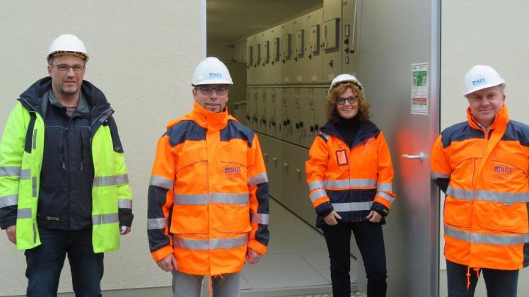 Das Team der Netzgesellschaft Schwerin (NGS) nahm die neue Mittelspannungsschaltanlage
auf dem Großen Dreesch in Betrieb: M. Fentzahn, Netzmeister Strom, S. Ochmann, Netzingeneur Strom, S. Koch, Geschäftsführerin NGS, C. Nickchen, Geschäftsführer NGS (v.l.)