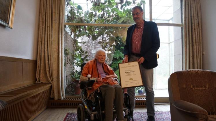 Ein langes meisterliches Leben:  Renate Kurth bekam ihre Urkunde von Wilfried Dobbertin.