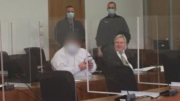 Der Angeklagte (l.) sitzt zum Prozessauftakt in Potsdam neben seinem Anwalt Frank Seidel.