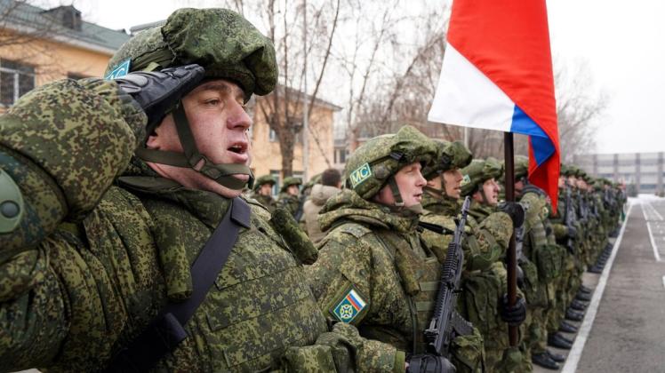 Russische Soldaten nehmen an der offiziellen Zeremonie zum Beginn des Abzugs ihrer Truppen teil.