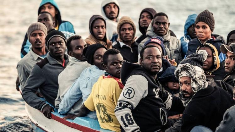 Auf dem Weg nach Europa: Flüchtlinge auf einem Boot im Mittelmeer.