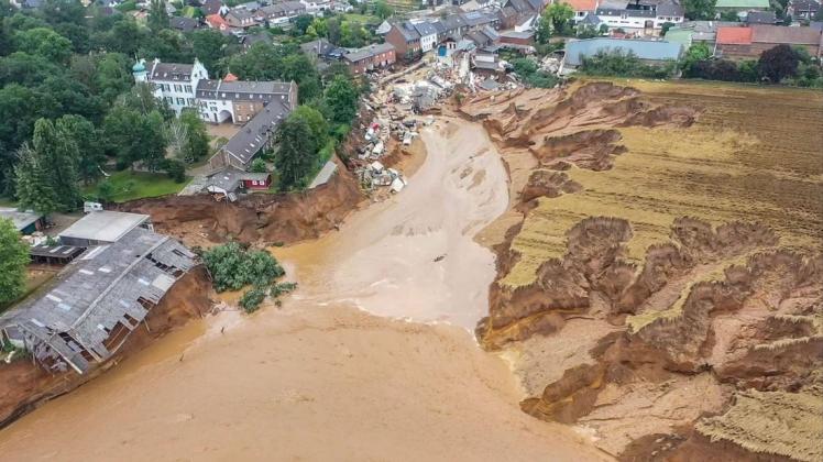 Flutkatastrophe: Erdrutsch im Stadtteil Blessem in Erftstadt.