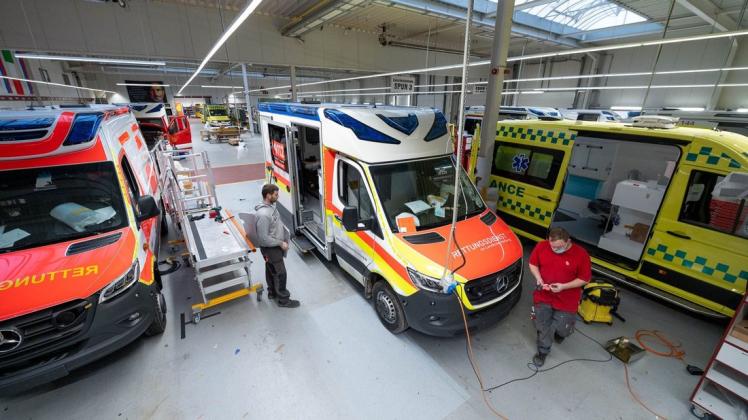 In  der  Ambulanz Mobile GmbH  in Schönebeck  werden Rettungswagen, Behinderten-, Notarzt-  und Krankentransportfahrzeuge  sowie Sonderanfertigungen  ausgestattet.