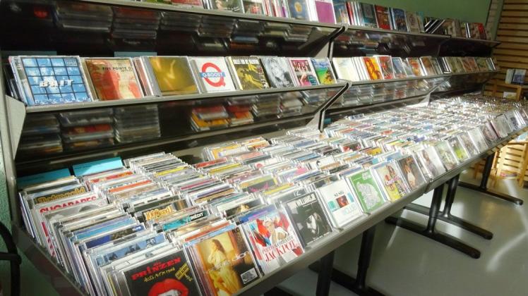 CDs werden schon seit Jahren vom digitalen Streaming verdrängt – doch 2021 nahm die Anzahl der CD-Verkäufe erstmalig seit 2004 wieder zu.