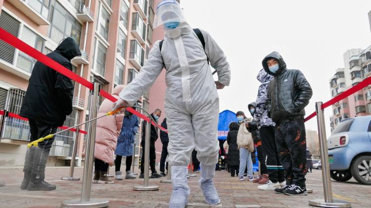 China versuchte bislang mit strengen Lockdown-Maßnahmen Corona-Infektionen zu verhindern. Das Land könnte dennoch von Omikron überrollt werden.