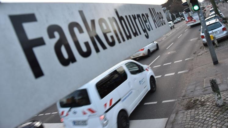 Im Zuge des Verkehrsversuchs soll die Fackenburger Allee in beide Fahrtrichtungen für Pkw-Fahrer einspurig werden. Eine zweite Spur ist dem ÖPNV und dem Radverkehr vorbehalten.