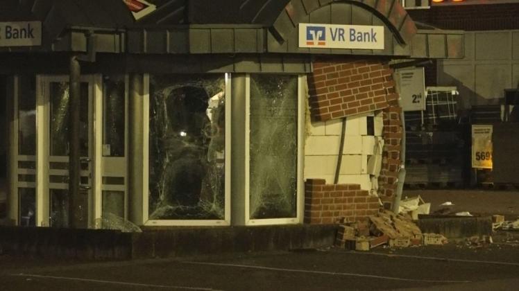 Enorme Sprengwirkung: Das kleine Häuschen, in dem der Geldautomat stand, wurde bei der Explosion schwer beschädigt.