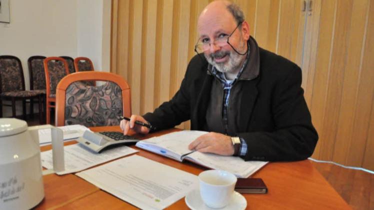 Viel gerechnet hat Bürgermeister Ralf-Egbert Scharlaug, demnächst soll seine Gemeinde klimaneutral umgebaut werden, auch um Geld zu sparen.