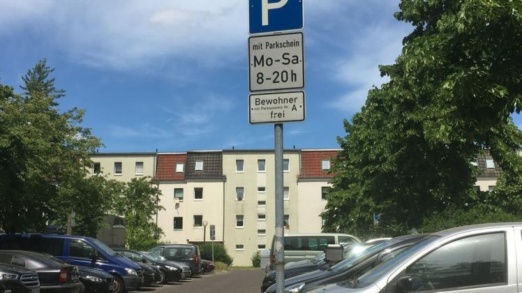 Diese Regelung gilt in vielen Straßen in der Schweriner Innenstadt: Wie auf dieser Fläche am Kleinen Moor können Anwohner mit Bewohnerparkausweis ihren Wagen abstellen.