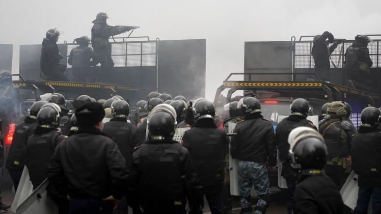 Geballte Staatsmacht: Sicherheitskräfte blockieren eine Straße, um Demonstranten im kasachischen Almaty aufzuhalten. Seit Tagen gibt es Massenproteste im Land, inzwischen mit Toten und Verletzten.