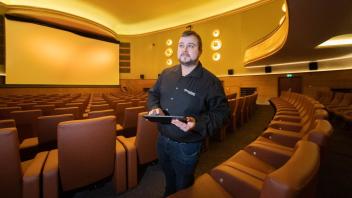 Theaterleiter Tim Harneit vom Filmpalast - Capitol Schwerin, dimmt das Licht im großen Saal. Ab Donnerstag gibt es hier wieder großes Kino.