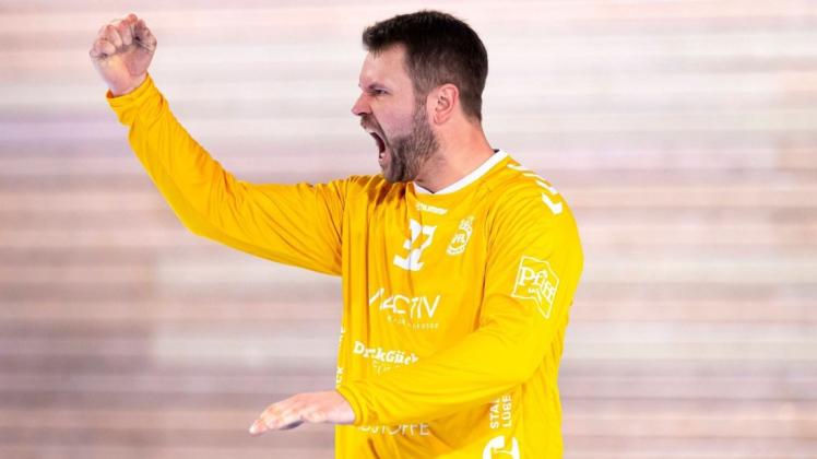 Keeper Dennis Klockmann (39) wird im Sommer 2022 in seine neunte Saison beim Handball-Zweitligisten VfL Lübeck-Schwartau gehen.