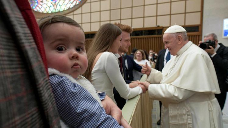 Papst Franziskus erwartet von allen Verheirateten Kinder. Eines sei zu wenig, behauptet er.