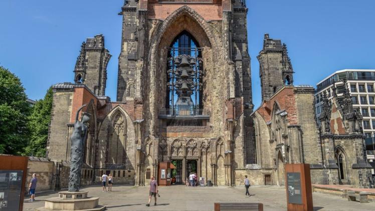 Die ehemalige Hauptkirche St. Nikolai wurde im Zweiten Weltkrieg weitgehend zerstört. Die Stadt verzichtete auf den Wiederaufbau – als unübersehbare Mahnung daran, wohin die Gewaltherrschaft der Nazi geführt hat.
