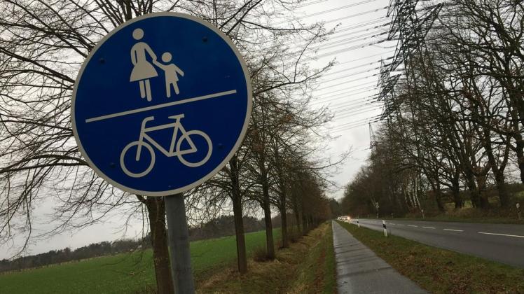Der Radweg parallel zum Harksheider Weg ist außerhalb der Ortslage in einem schlechten Zustand. Das will die Stadt Quickborn jetzt ändern.