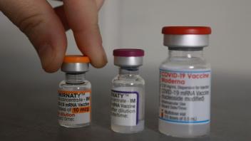 Der Corona-Impfstoff für Kinder von fünf bis elf Jahren ist durch einen orangenen Deckel gekennzeichnet.
