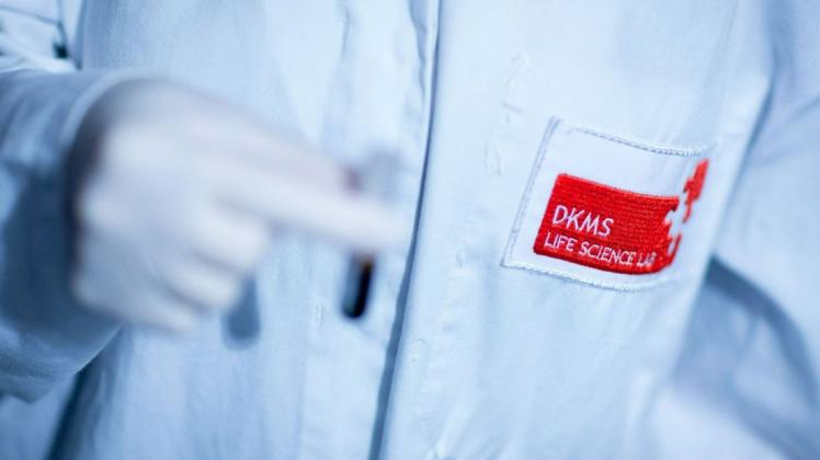 Die DKMS hat sich seit nunmehr 30 Jahren der Suche nach passenden Stammzellspendern für an Leukämie Erkrankte verschrieben.